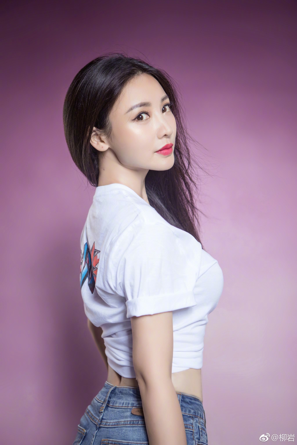 柳岩穿法国球衣世界杯预测成功秀酥胸身材傲人