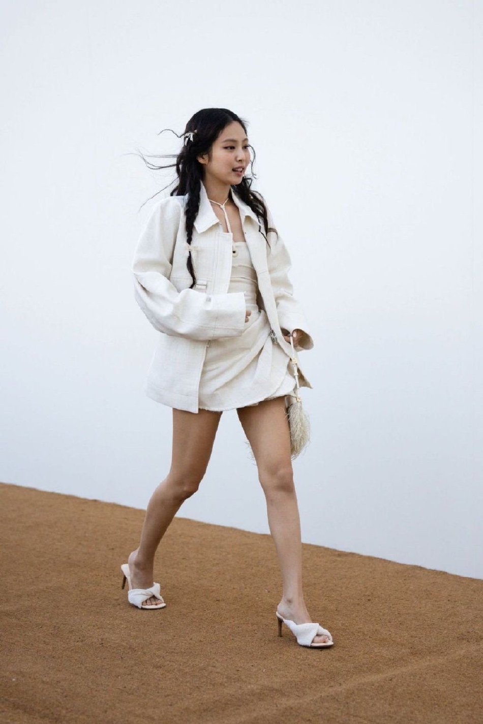 組圖：Jennie一身白裙亮相秀場 麻花辮造型笑容甜