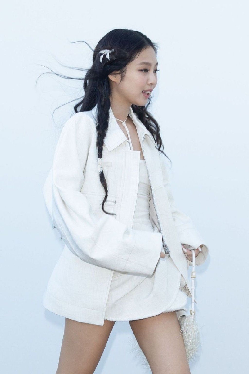 組圖：Jennie一身白裙亮相秀場 麻花辮造型笑容甜