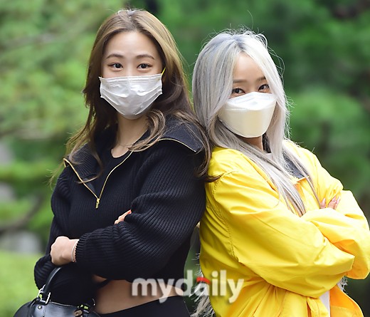 組圖：SISTAR多順孝琳合體亮相上班路 好姐妹親密攬腰