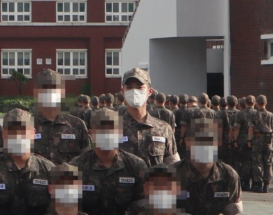 组图：朴宝剑军营照公开 站后排戴口罩与战友们合影
