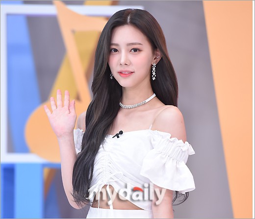 組圖：韓女團DIA成員權恩彩錄節目 穿白裙撩發露香肩
