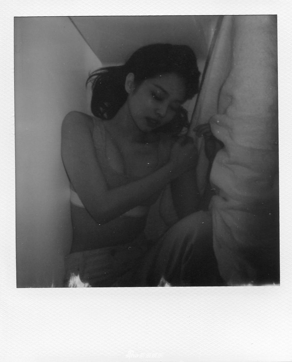 組圖：JENNIE發緊身衣自拍秀曲線 隊友金智秀贊身材辣
