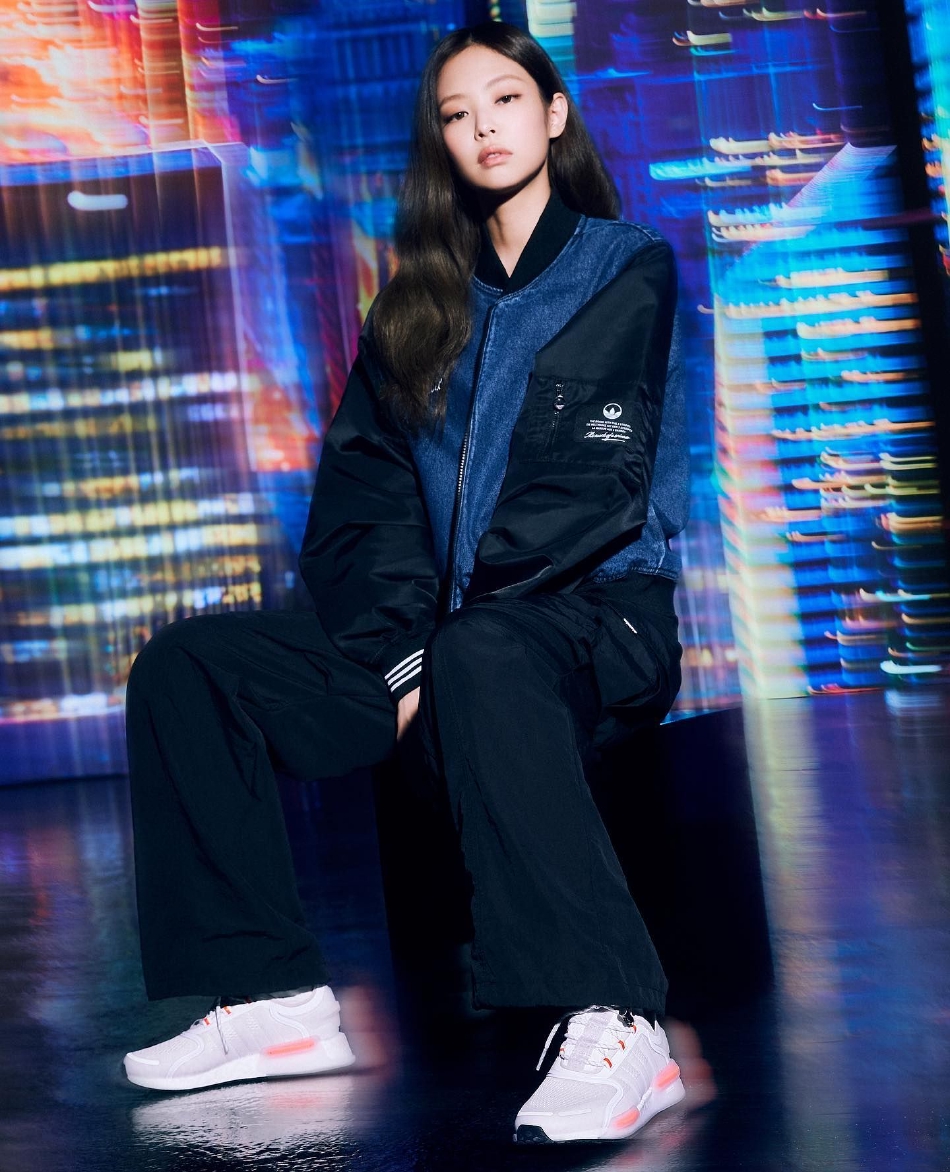 組圖：JENNIE懶理緋聞開心晒照 比V手勢暗合金泰亨藝名