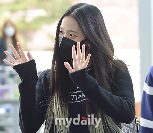 組圖：BLACKPINK金智秀飛往巴黎時裝週 挑染新發色現機場