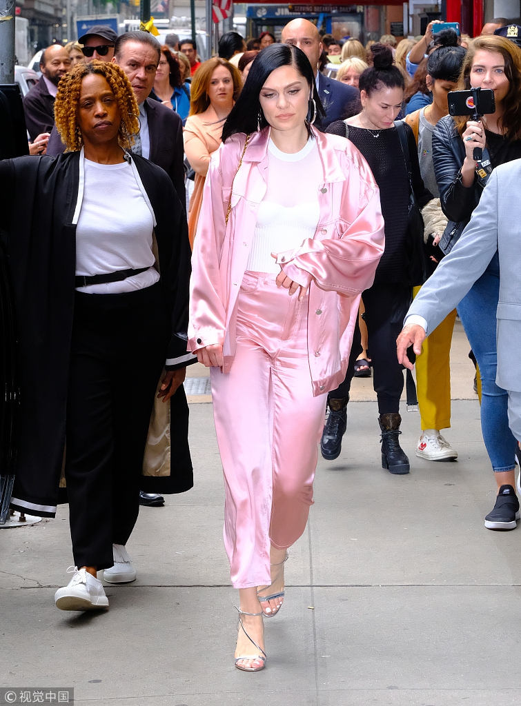 组图结石姐jessiej走路生风穿粉衣比剪刀手卖萌
