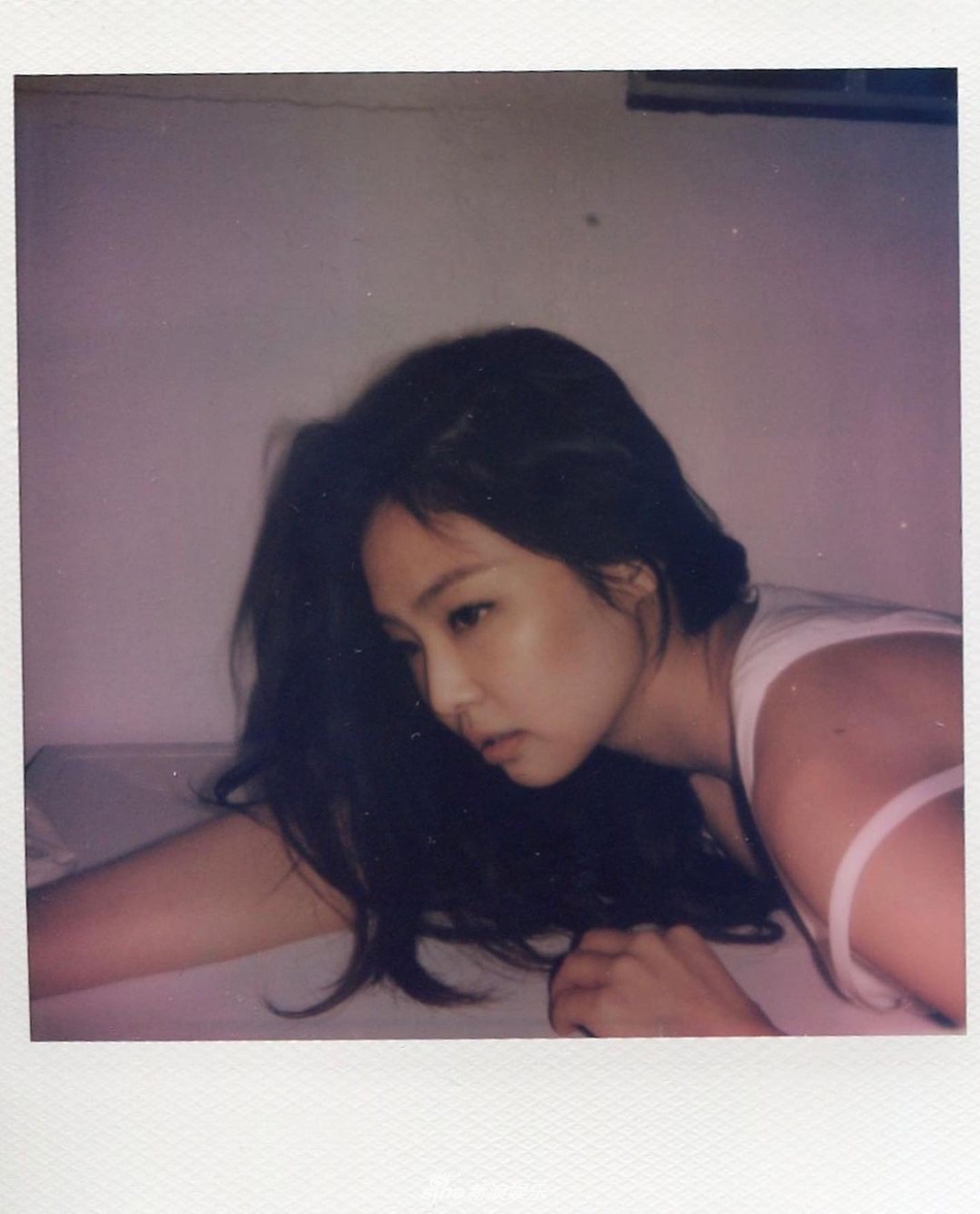 組圖：JENNIE發緊身衣自拍秀曲線 隊友金智秀贊身材辣