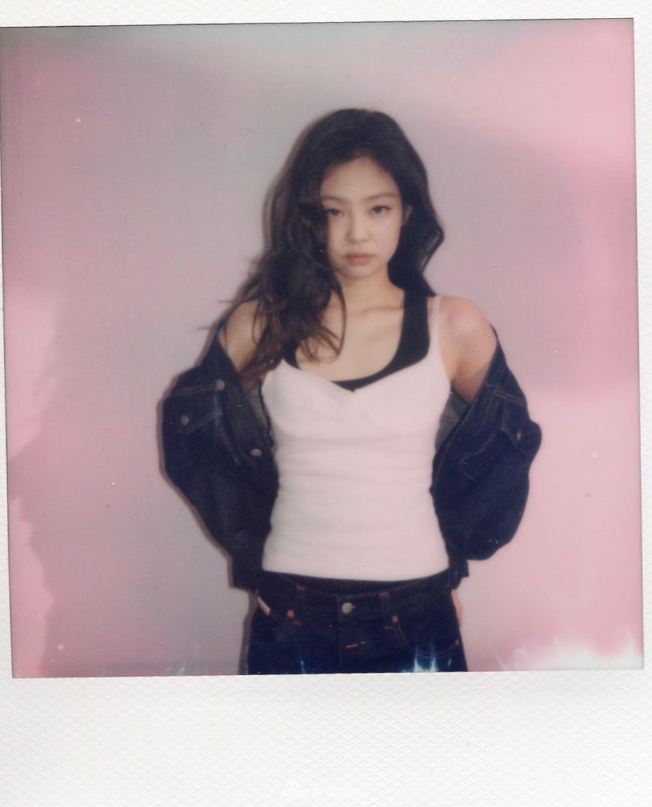 組圖：JENNIE發緊身衣自拍秀曲線 隊友金智秀贊身材辣
