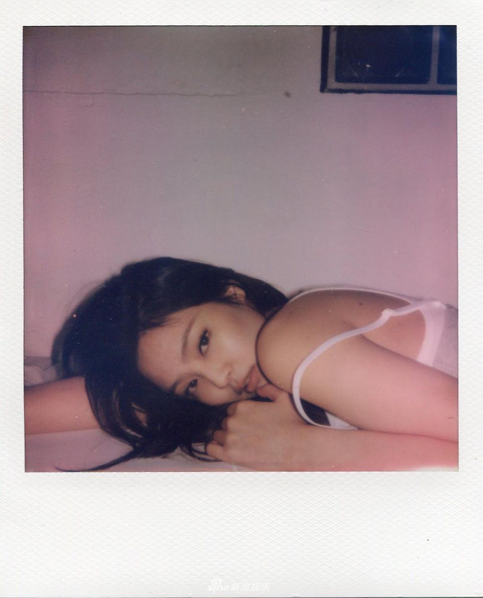 组图：JENNIE发紧身衣自拍秀曲线 队友金智秀赞身材辣
