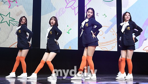 组图：韩女团Weeekly正式出道 穿校服裙青春洋溢