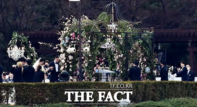 组图：新娘孙艺珍激动落泪 牵手玄彬步入婚姻殿堂