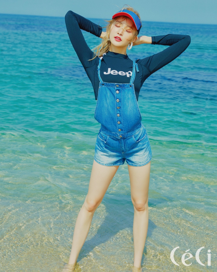 新浪娱乐讯 韩国女团exid成员朴正花近日受邀某时装杂志拍摄一组泳装