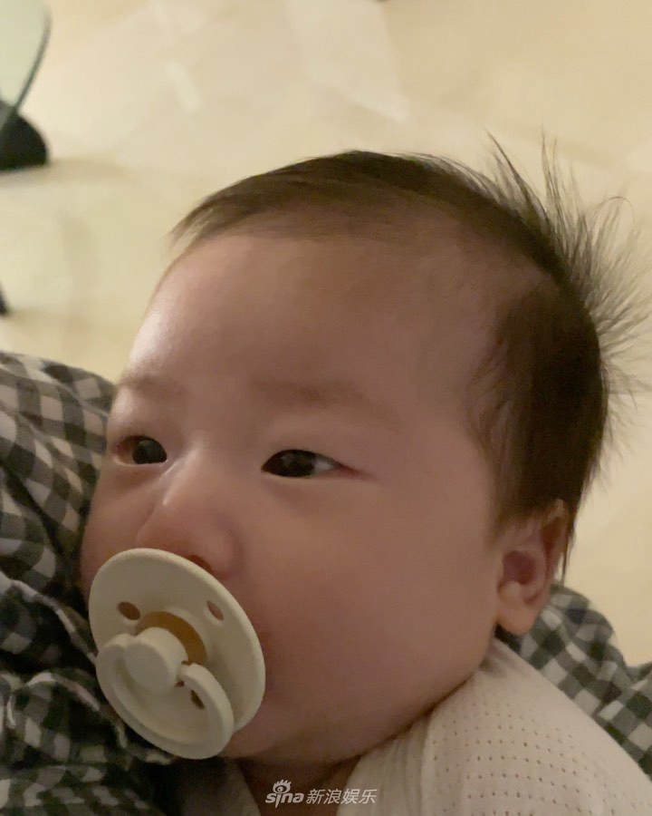 组图：韩智慧产女后晒娃儿不停 小宝宝嘟嘟脸侧颜可爱