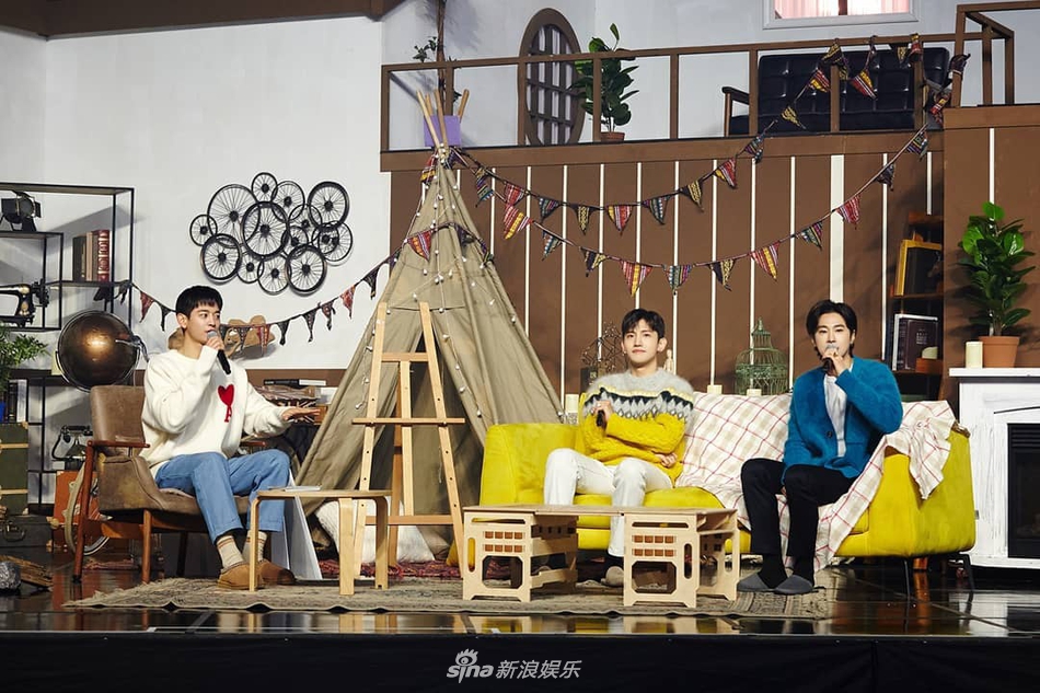組圖：SHINee崔珉豪退伍後首亮相 主持東方神起演唱會