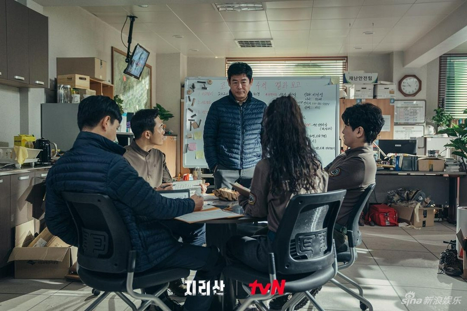 組圖：tvN《智異山》劇照再公開 全智賢朱智勳懸疑繼續