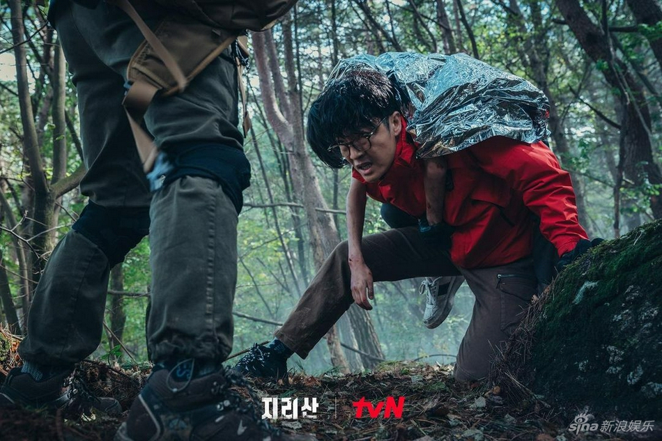 組圖：tvN《智異山》劇照再公開 全智賢朱智勳懸疑繼續