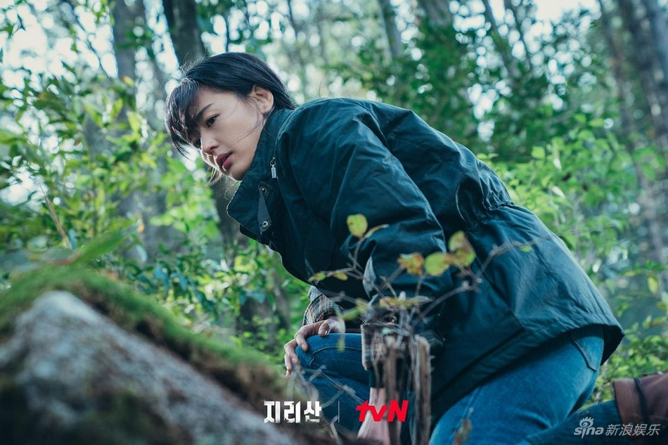 组图：tvN《智异山》剧照再公开 全智贤朱智勋悬疑继续