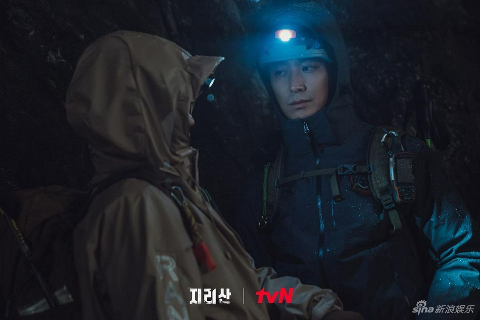 組圖：tvN《智異山》劇照再公開 全智賢朱智勳懸疑繼續
