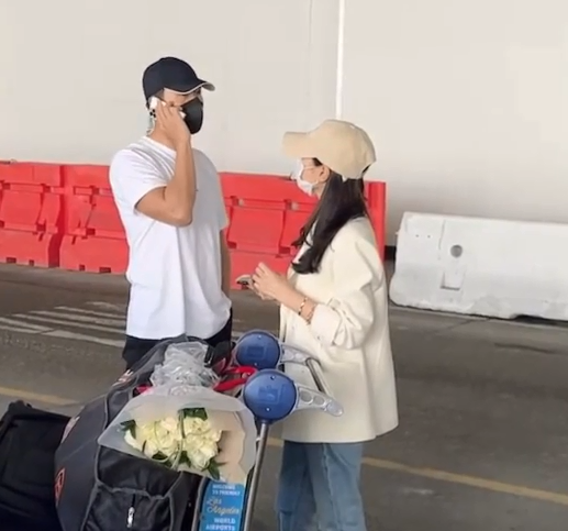 组图：玄彬美国街头霸气护妻帮挡车 孙艺珍主动为粉丝签名