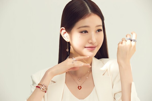 组图：IVE张元英拍宣传写真 戴珠宝首饰展轻熟女一面