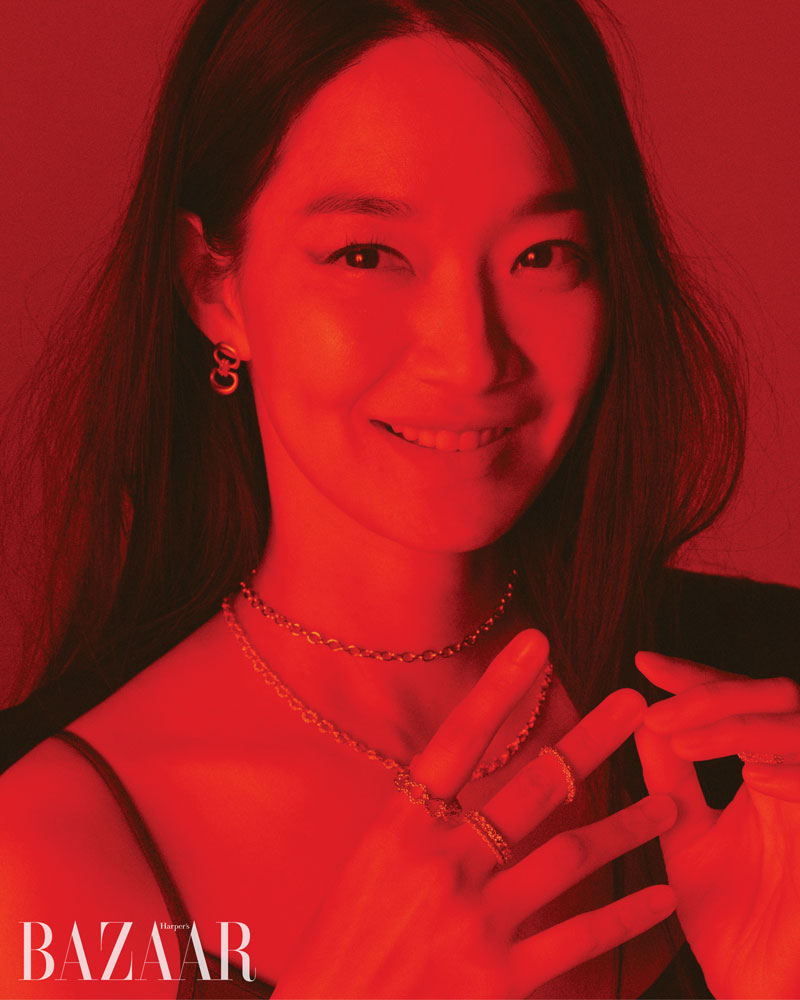 組圖：申敏兒拍珠寶大片登《芭莎》 微笑露標誌性酒窩