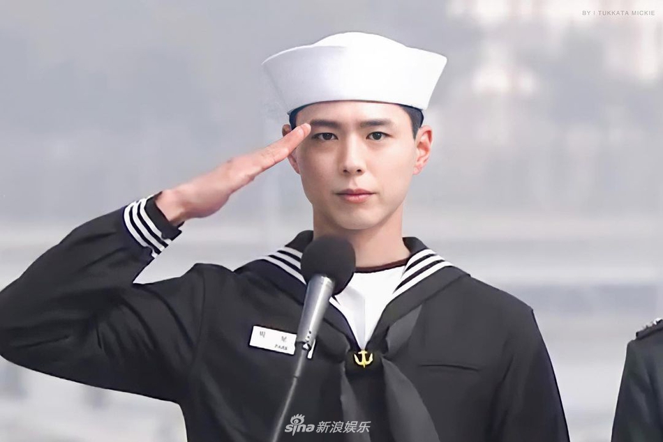 組圖：樸寶劍身穿海軍制服出席儀式 敬禮端正動作利落