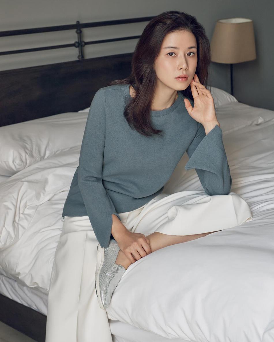 【2017.03.03】【明星】38岁辣妈李宝英拍写真 温婉居家气质恬静