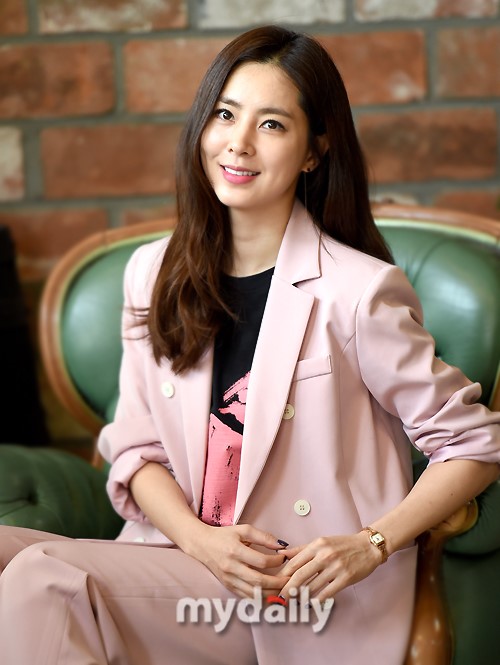 组图:35岁韩彩雅粉衣亮相受访 气质温婉低眉浅笑