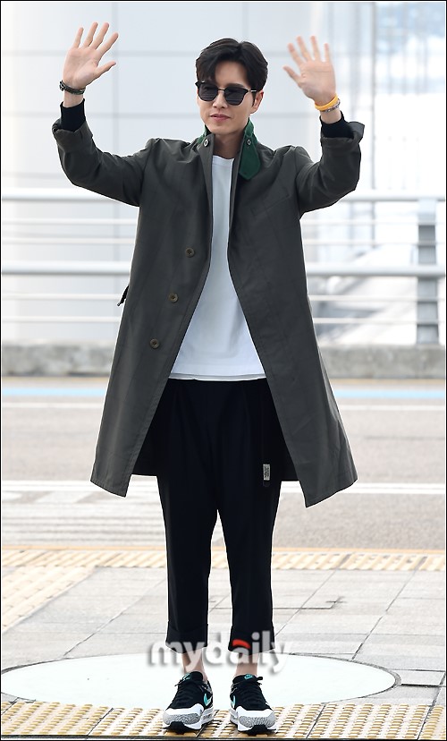 组图:朴海镇现身机场飞赴香港 热情挥手频鞠躬