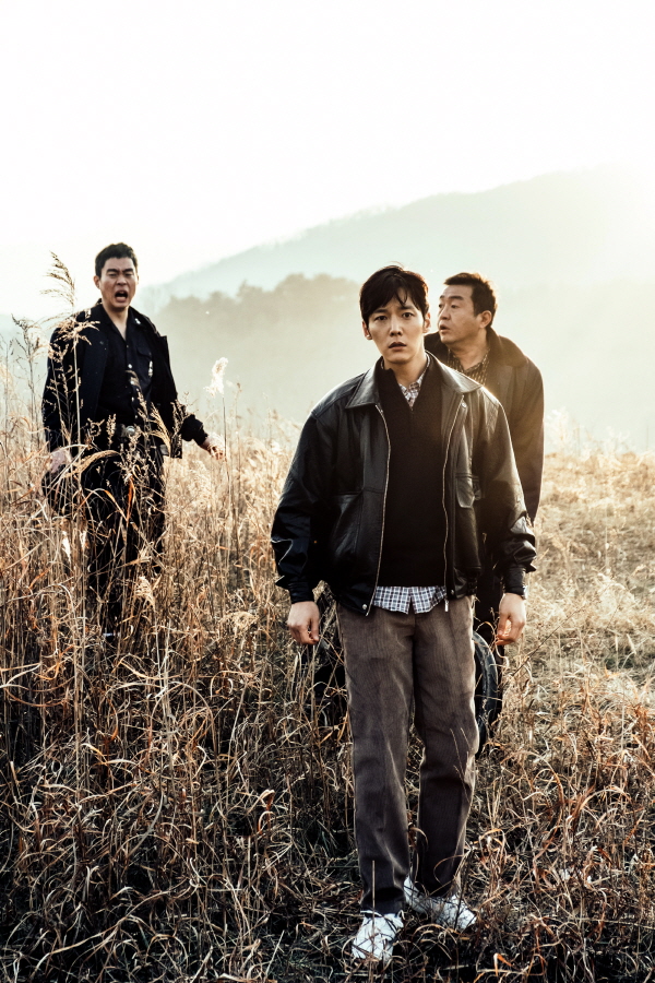 13日,韩国ocn电视台新剧《隧道》公开了"热血刑警"崔振赫的芦苇丛追击