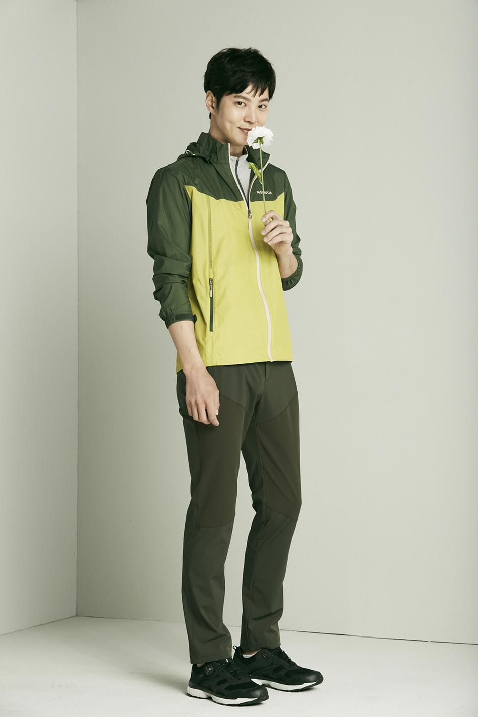 组图:韩星周元拍春季写真 微微一笑酒窝迷人