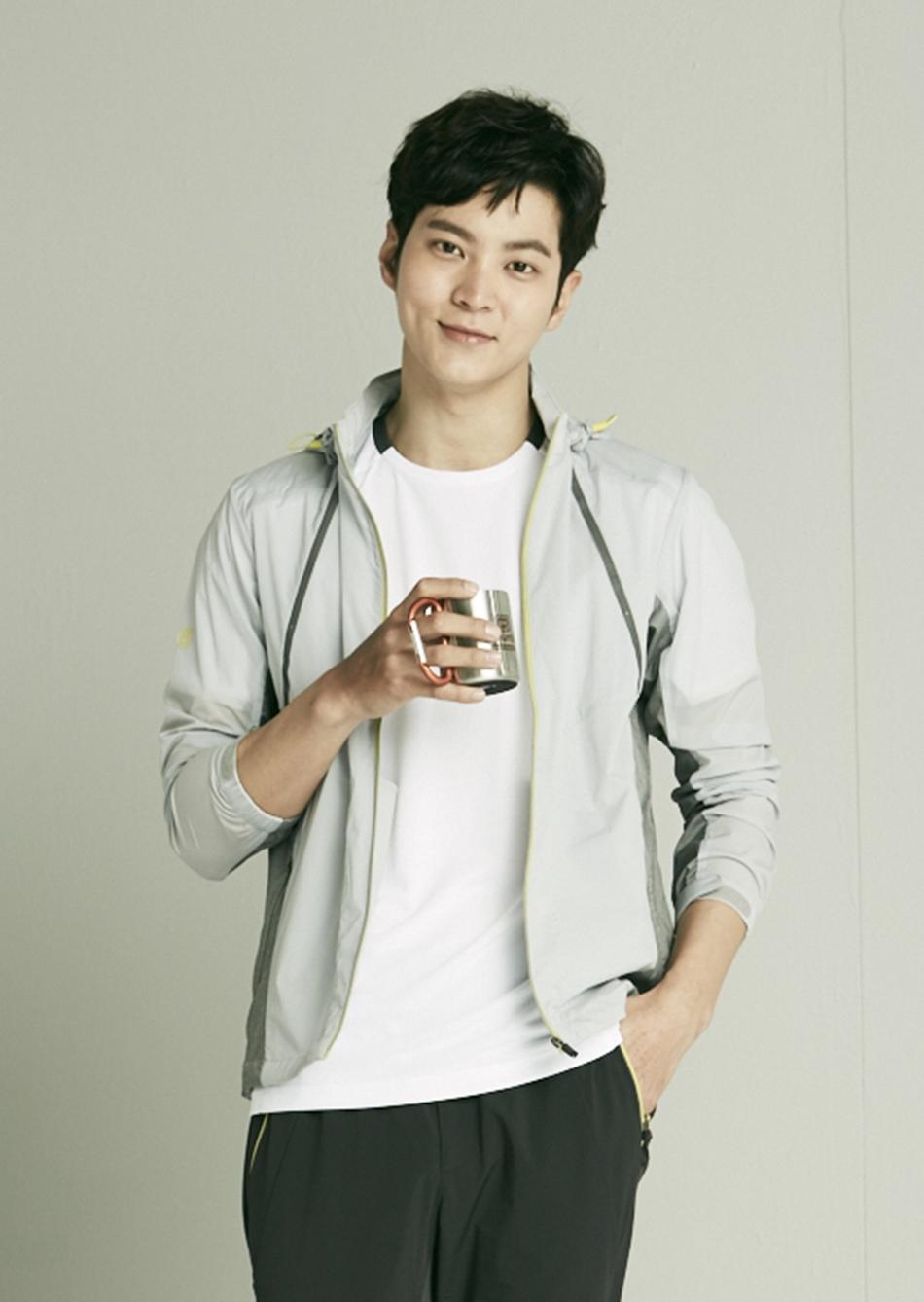 组图:韩星周元拍春季写真 微微一笑酒窝迷人