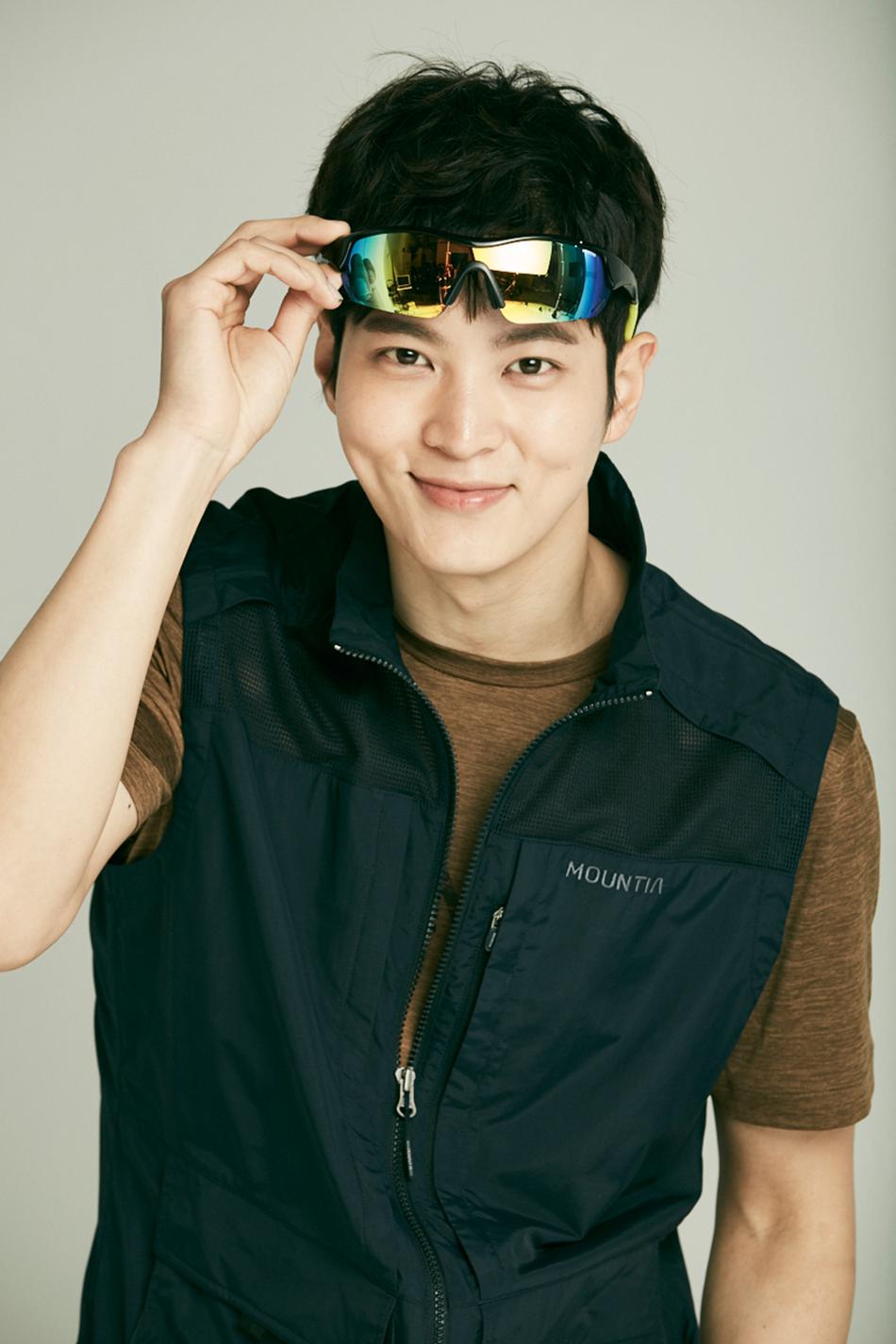 新浪娱乐讯 韩国艺人周元为代言品牌拍摄的一组最新宣传照今天在网上