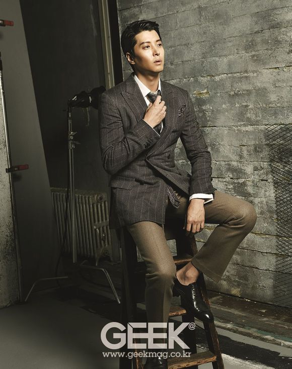 李东健公开新恋情后拍写真 造型帅气有范儿