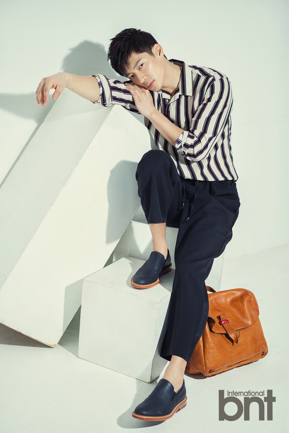 组图:韩国男歌手tim拍写真 成熟男人沉稳内敛_高清图集_新浪网