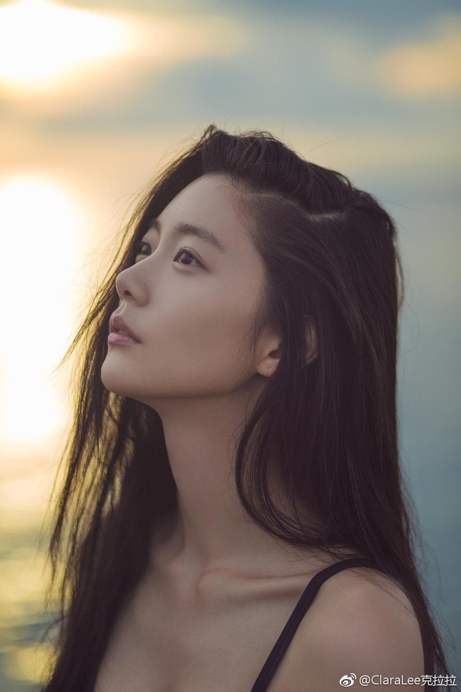 新浪娱乐讯 3月22日,英籍韩裔女星clara在微博晒出海边健身的照片