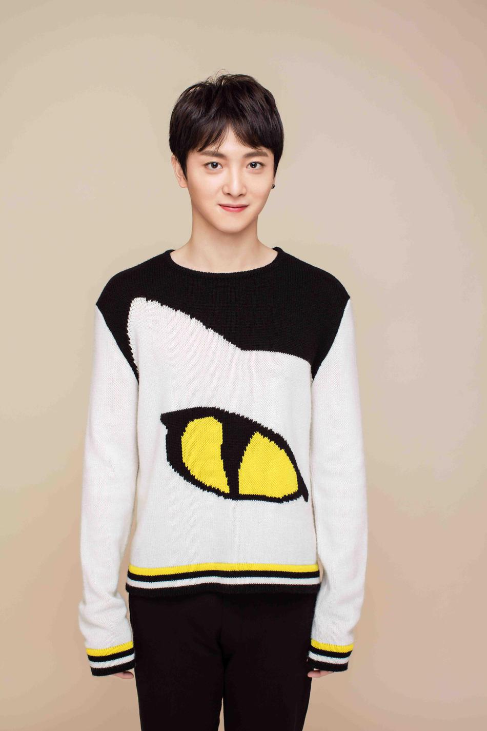 于斌春季写真曝光气质暖萌 笑容乖巧清爽