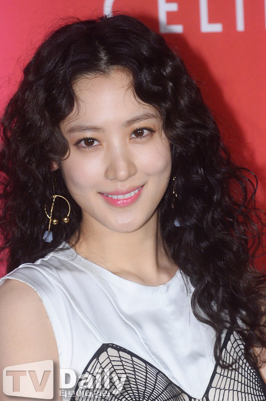 在首尔清潭洞出席了某时尚品牌举行的宣传活动,女演员秀贤亮相活动,白