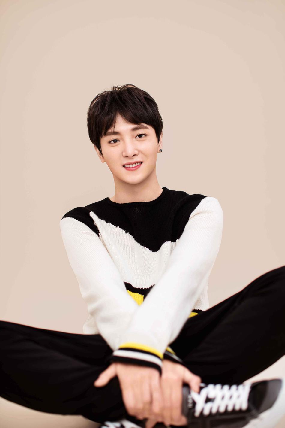 新浪娱乐讯 近日,90后新晋演员于斌曝光一组时尚写真.