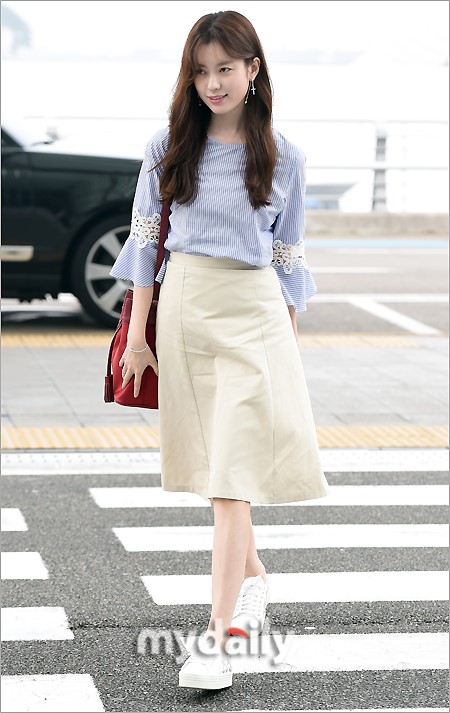 组图:韩孝周赴香港宣传《w》 淡妆现身机场素雅大方