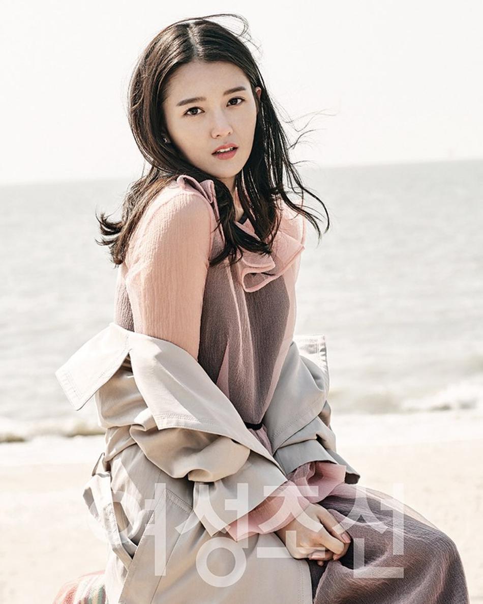 新浪娱乐讯 韩国女艺人南宝拉在海边拍摄的一组写真今天曝光,吸引了