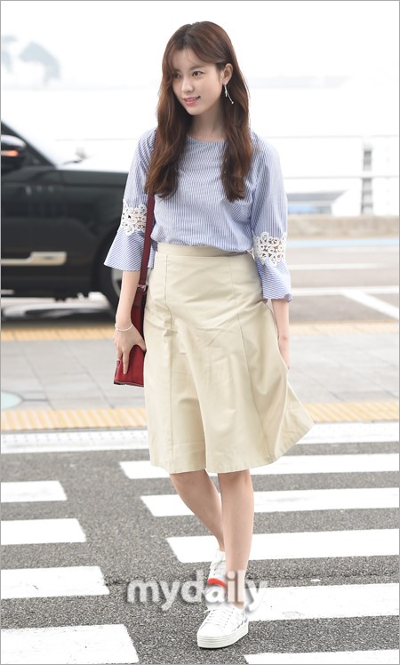 组图:韩孝周赴香港宣传《w》 淡妆现身机场素雅大方