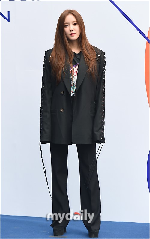 组图:t-ara孝敏亮相首尔时装周 肥西装长袖子跟紧潮流