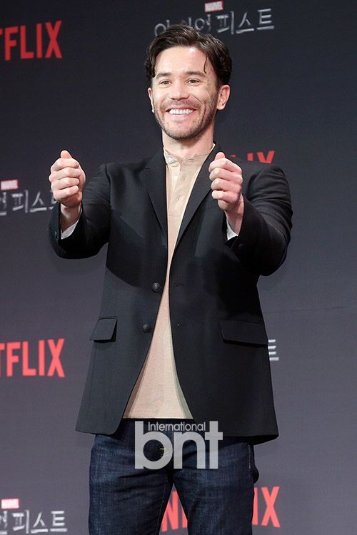 组图:美剧《铁拳》韩国办记者见面会 主演台上学比心_高清图集_新浪网