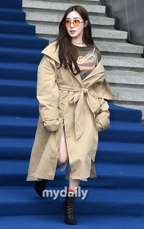 少女时代tiffany亮相时装周 肥大风衣系腰间