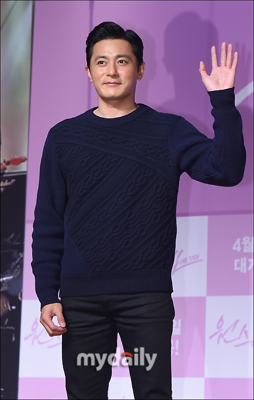 组图:45岁魅力大叔张东健亮相活动 略发福但依旧有型