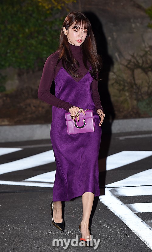 组图:尹恩惠亮相美丽依旧 紫裙配金色高跟鞋气质优雅