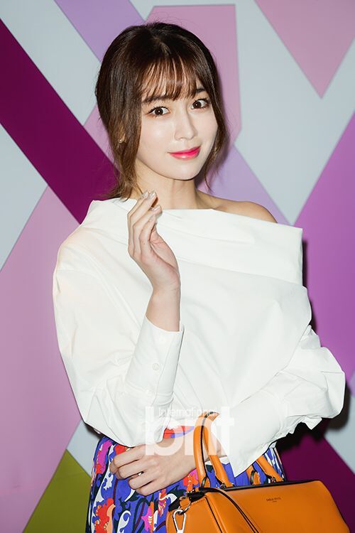 组图:李秉宪娇妻李珉廷亮相活动 辣妈秀香肩笑容甜