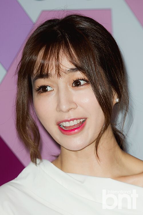 组图:李秉宪娇妻李珉廷亮相活动 辣妈秀香肩笑容甜