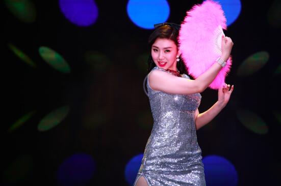 1 / 5 新浪娱乐讯  近日,内地女歌手肖洋全新推出复古性感mv《舞女泪